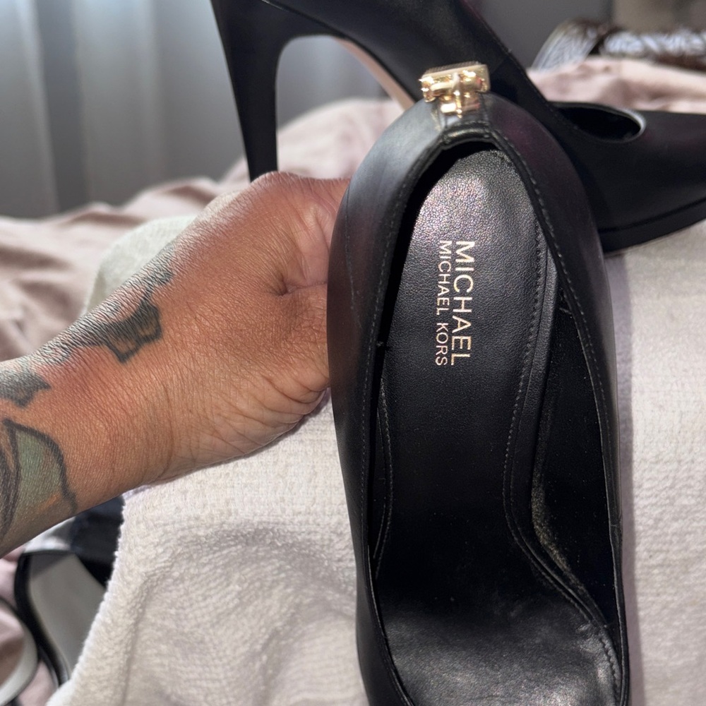 Michael Kors Classic Black Pumps with gold key lock on back of heel - Picture 6 of 10